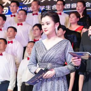 主持人李岚